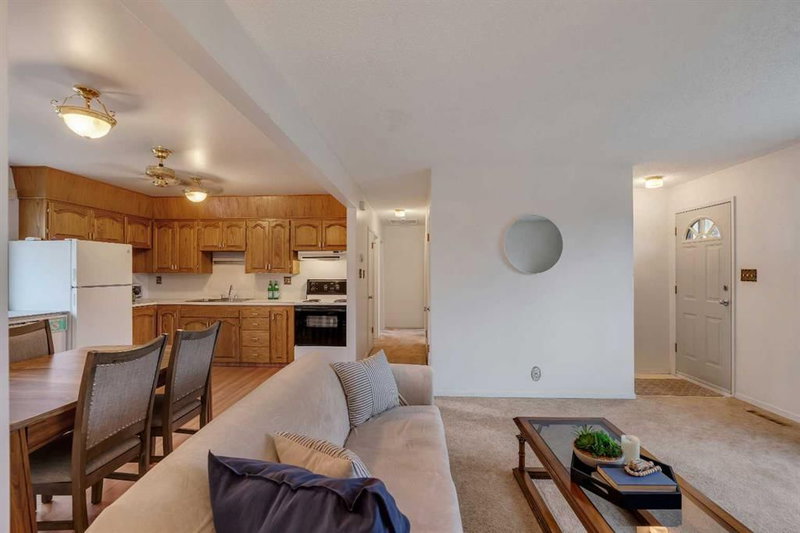 219 Tache Avenue NW, Thorncliffe — interior photo