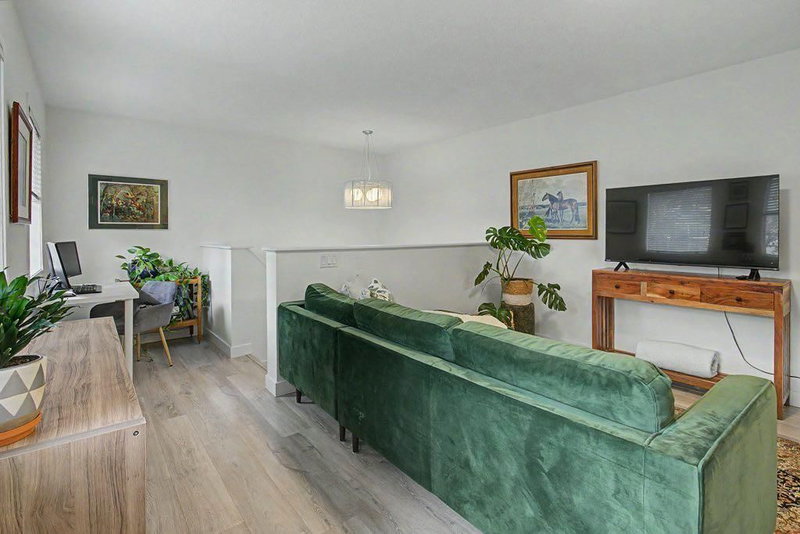 16, 2318 17 Street SE, Inglewood — interior photo