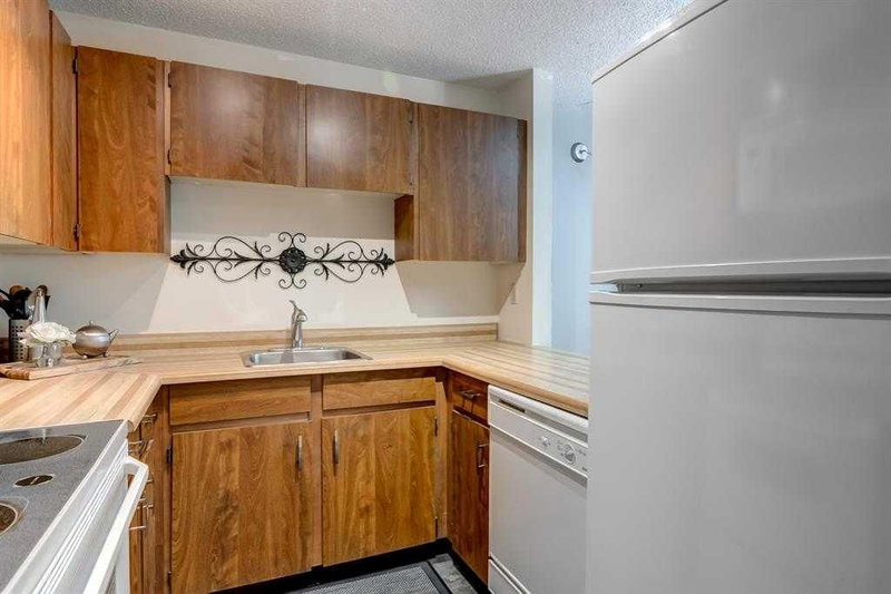 2135, 70 Glamis Drive SW, Glamorgan — interior photo