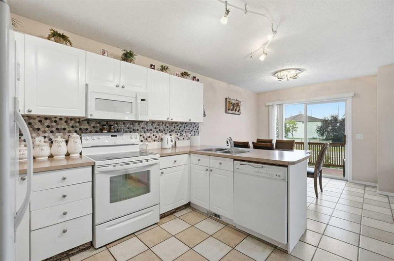 52 Douglas Glen Crescent SE, Douglasdale/Glen — interior photo