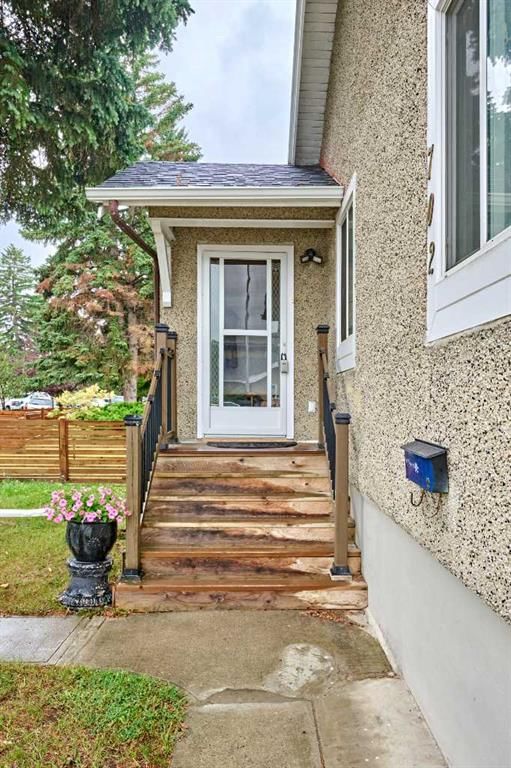 702 17 Avenue NW, Mount Pleasant — interior photo