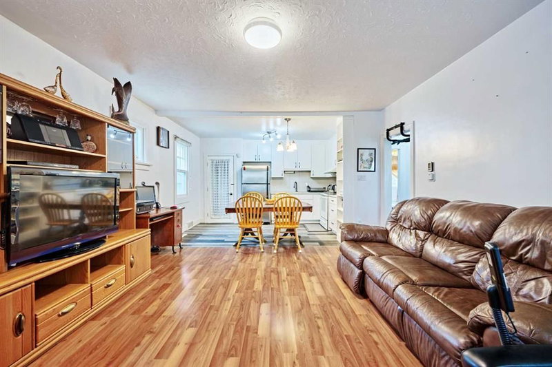 702 17 Avenue NW, Mount Pleasant — interior photo 6