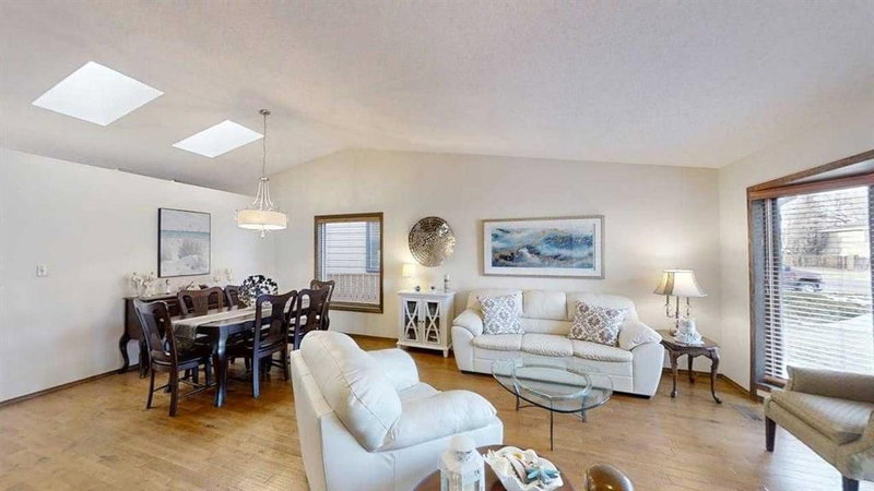 42 Ridgewood Boulevard W