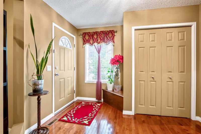 230 Shannon Square SW, Shawnessy — interior photo
