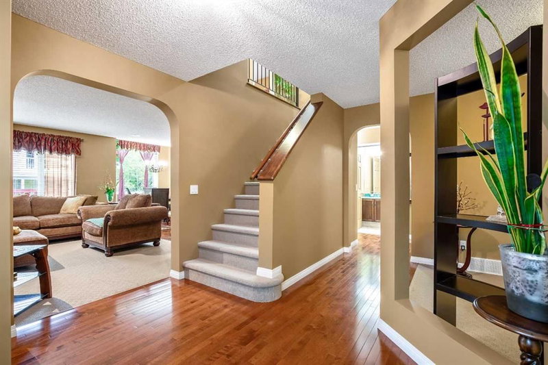 230 Shannon Square SW, Shawnessy — interior photo 5