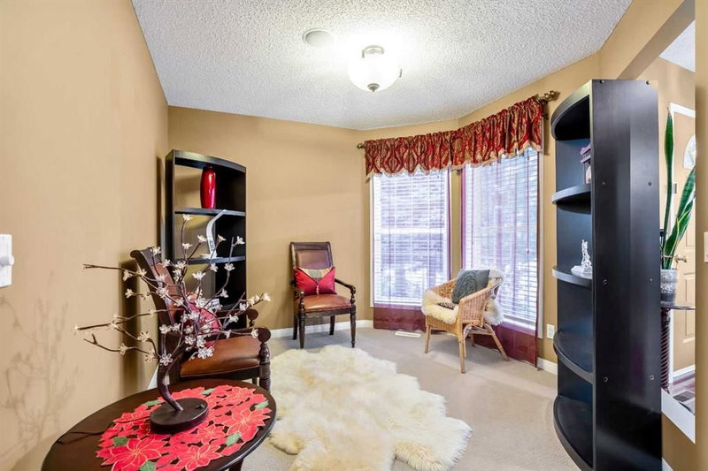 230 Shannon Square SW, Shawnessy — interior photo 6