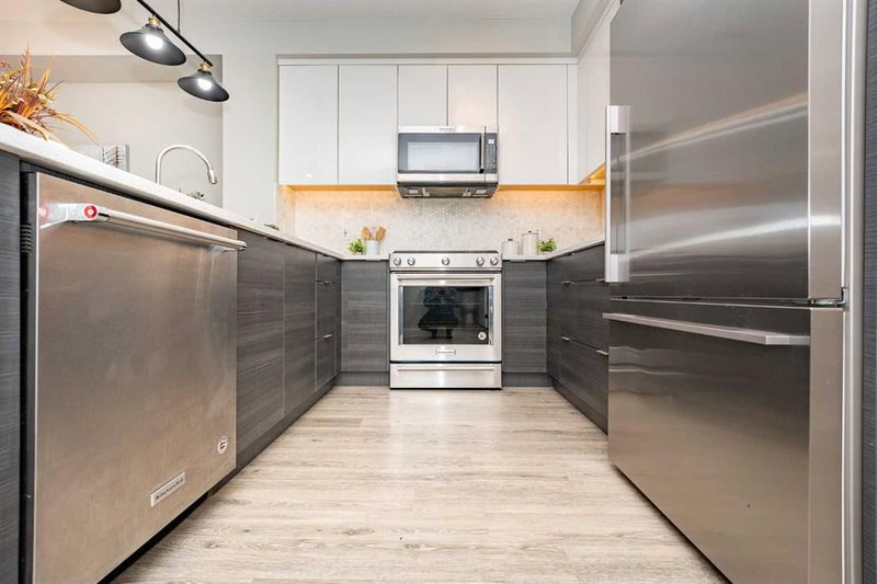 3122, 95 Burma Star Road SW, Currie Barracks — interior photo