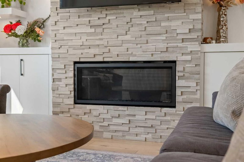 2213 25 Avenue NW, Banff Trail — interior photo