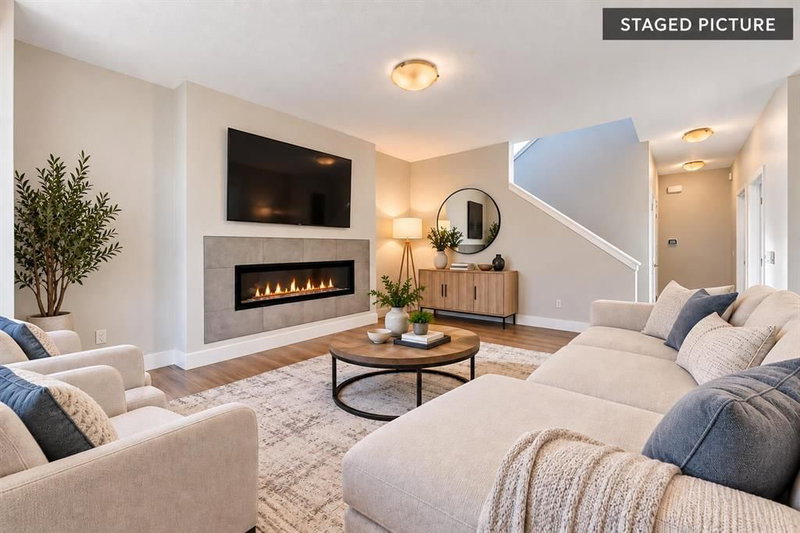 118 Belmont Crescent SW, Belmont — interior photo