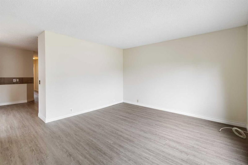 13 Bernard Drive NW, Beddington Heights — interior photo 6