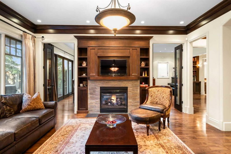 2905 Carleton Street SW, Upper Mount Royal — interior photo