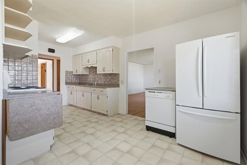 100 Westminster Drive SW, Westgate — interior photo