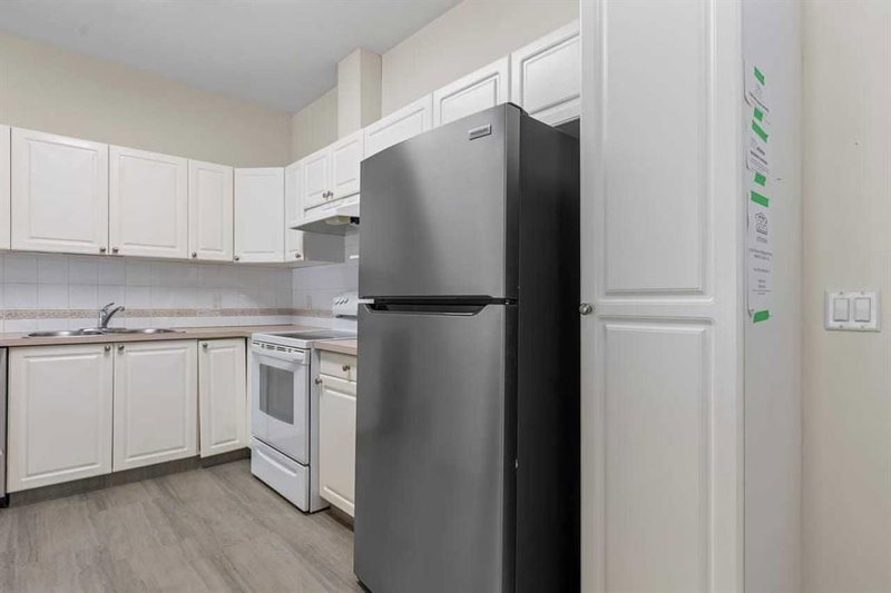 114, 2850 51 Street SW, Glenbrook — interior photo