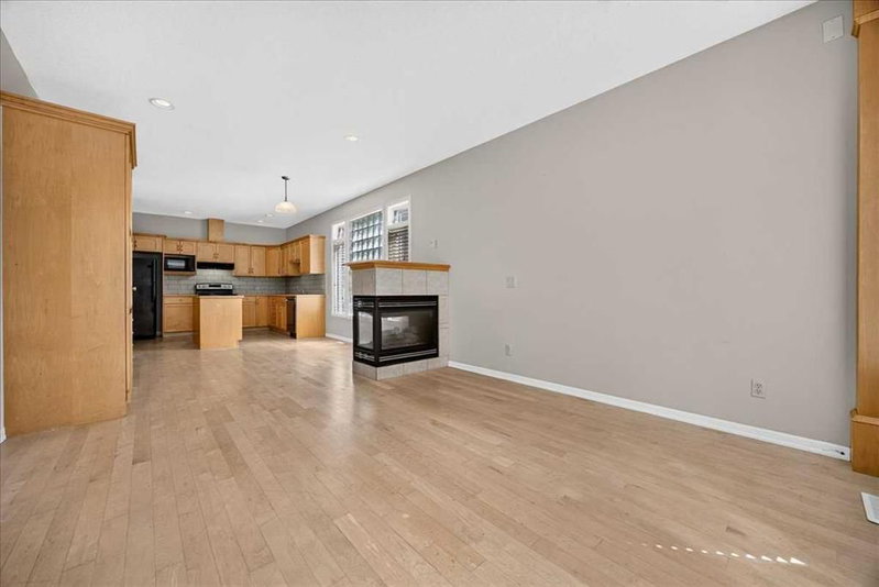262 21 Avenue NE, Tuxedo Park — interior photo
