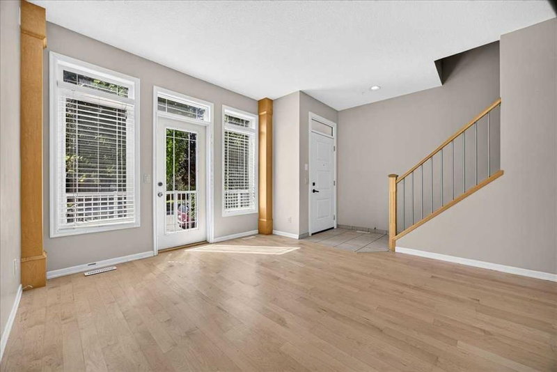 262 21 Avenue NE, Tuxedo Park — interior photo 5