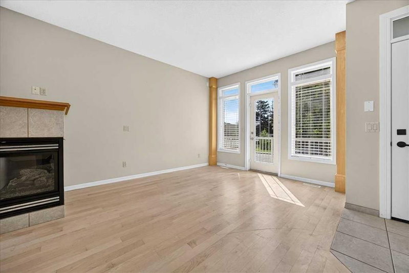 262 21 Avenue NE, Tuxedo Park — interior photo 6