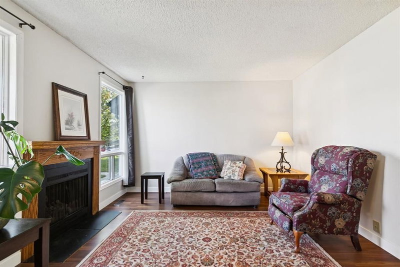 33 Woodhill Court SW, Woodlands — interior photo 5