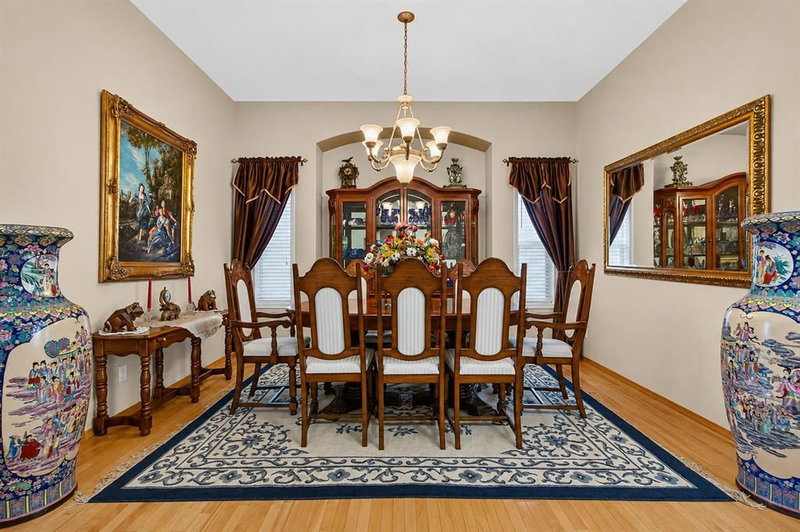 44 Strathlea Close SW, Strathcona Park — interior photo