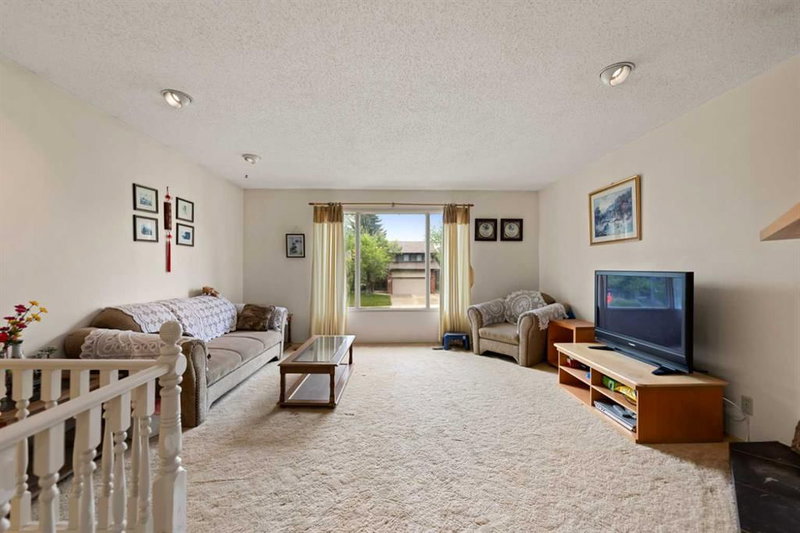 224 Berwick Way NW, Beddington Heights — interior photo 5