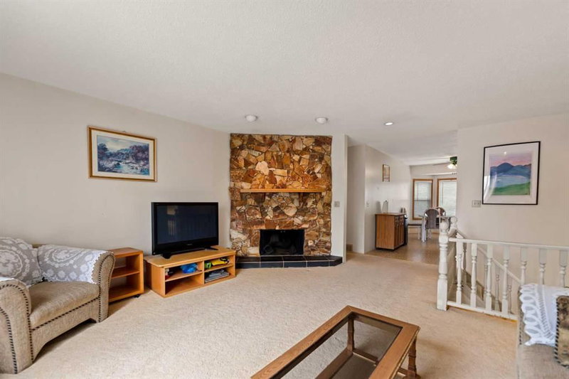 224 Berwick Way NW, Beddington Heights — interior photo 6