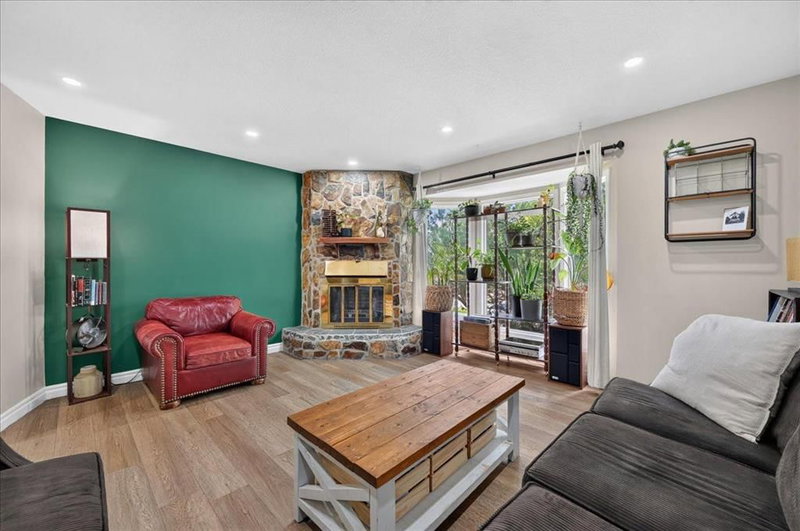 57 Beacham Way NW, Beddington Heights — interior photo