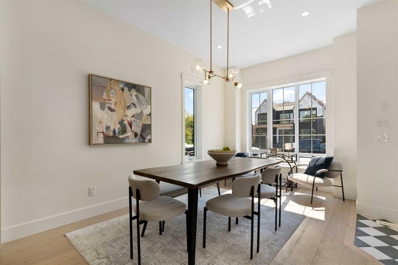 528 52 Avenue SW, Windsor Park — interior photo