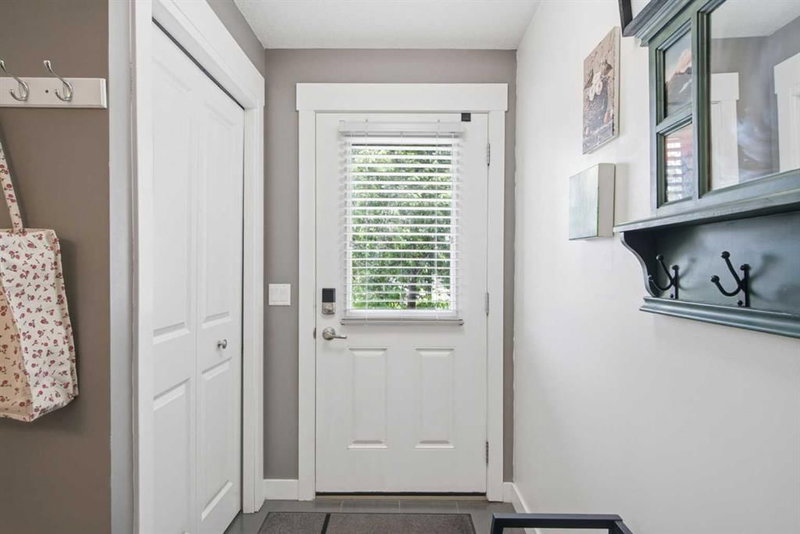 2101, 5305 32 Avenue SW, Glenbrook — interior photo 6