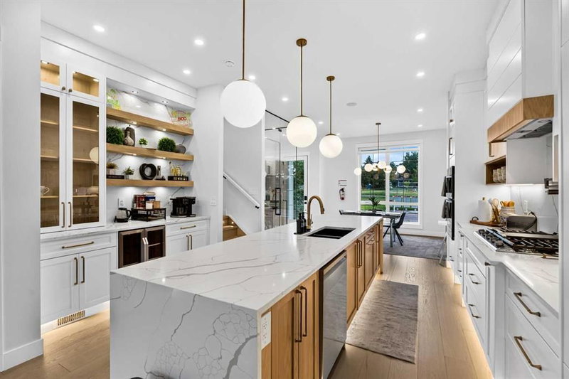 236 30 Avenue NE, Tuxedo Park — interior photo 5