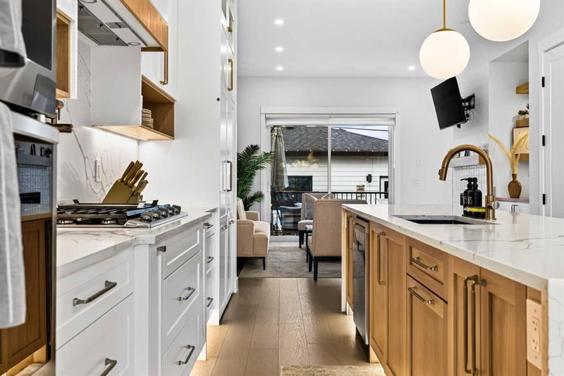 236 30 Avenue NE, Tuxedo Park — interior photo 6