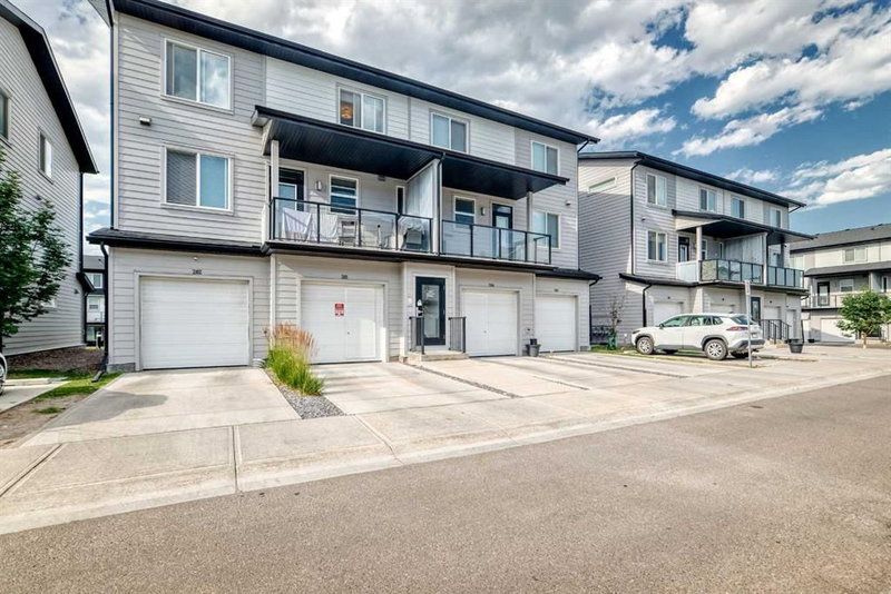 203 - 120 Redstone NE