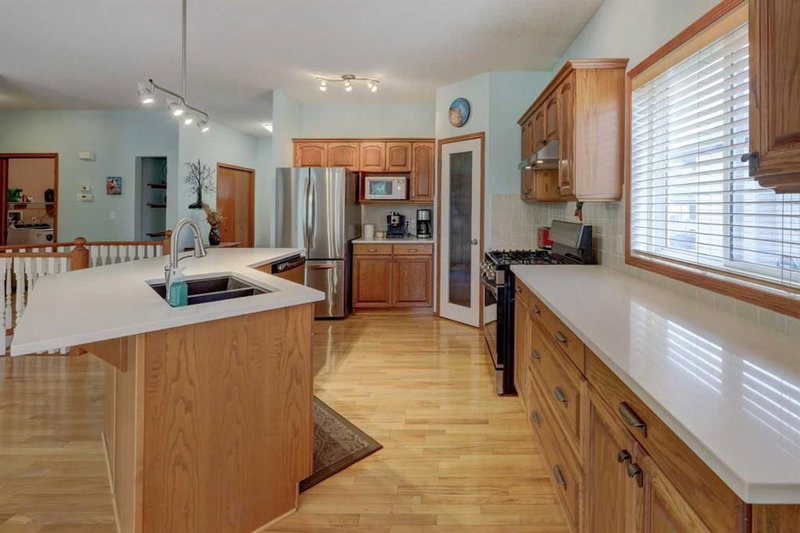 123 Hillview Road, Hillview Estates — interior photo 6