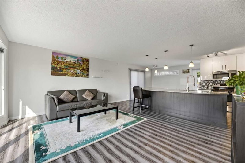 8035 Huntwick Crescent NE, Huntington Hills — interior photo