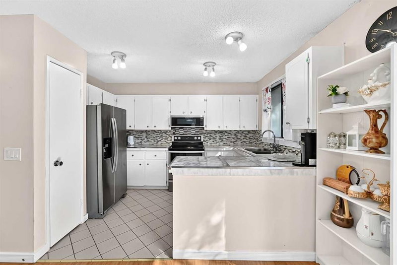 617 Whitewood Road NE, Whitehorn — interior photo 5