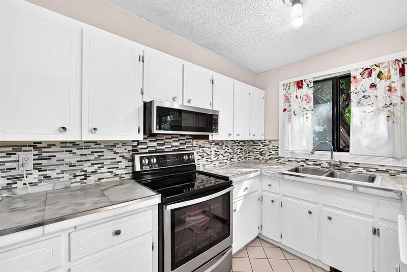 617 Whitewood Road NE, Whitehorn — interior photo 6