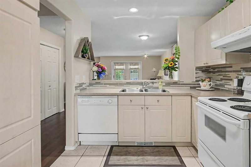 12, 103 Fairways Drive NW, Fairways — interior photo 5