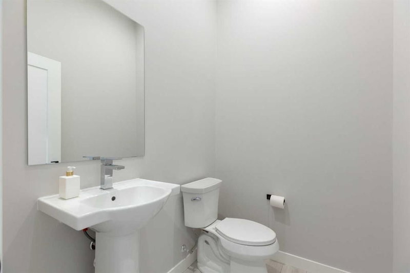 830 81 Street SW, West Springs — interior photo 6