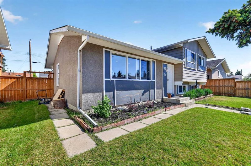 24 Penworth Crescent SE, Penbrooke Meadows — photo 3