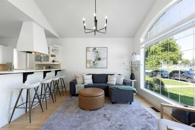 501 55 Avenue SW, Windsor Park — interior photo 5