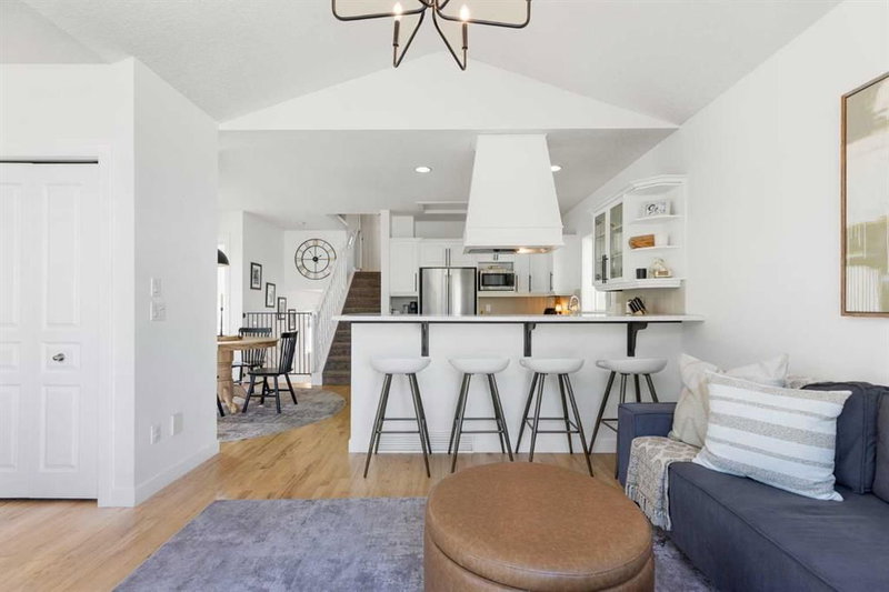 501 55 Avenue SW, Windsor Park — interior photo 7