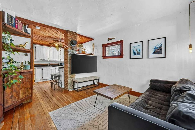 303 27 Avenue NE, Tuxedo Park — interior photo