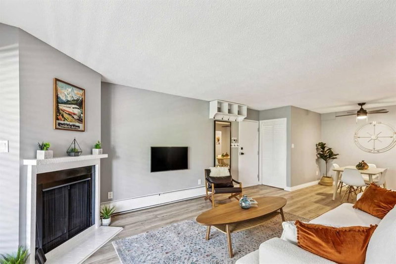 8302, 315 Southampton Drive SW, Southwood — interior photo 5