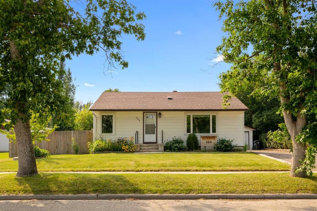 909 6 Street SW, High River — listing photo