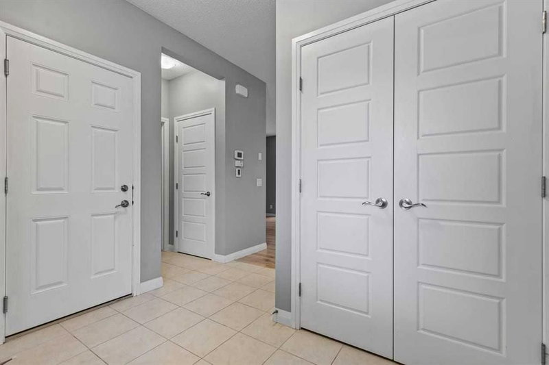 14 Kingfisher Crescent SE, Kings Heights — interior photo
