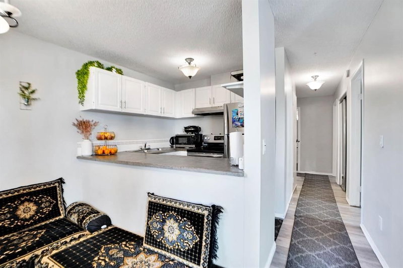 109, 110 20 Avenue NE, Tuxedo Park — interior photo