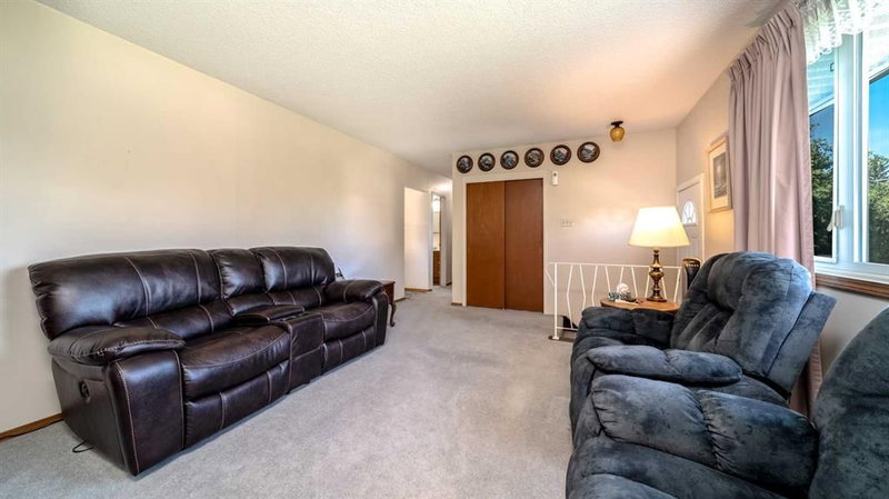 42 Harrow Place SW, Haysboro — interior photo