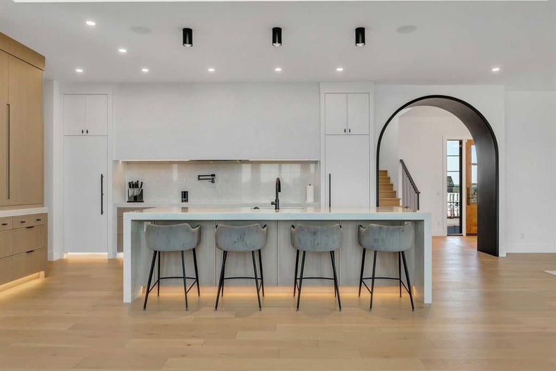 62 Marina Island SE, Mahogany — interior photo