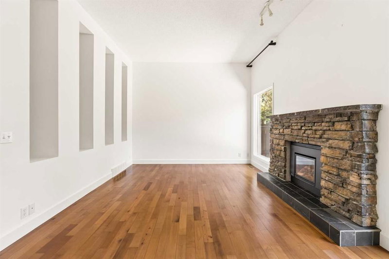 565 Point Mckay Grove NW, Point McKay — interior photo