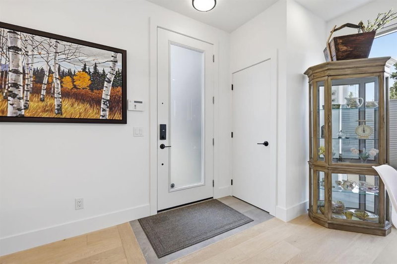 2002 31 Street SW, Killarney/Glengarry — interior photo