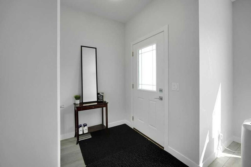 20 Amblefield Avenue NW, Moraine — interior photo 7