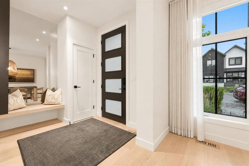 2820 36 Street SW, Killarney/Glengarry — interior photo